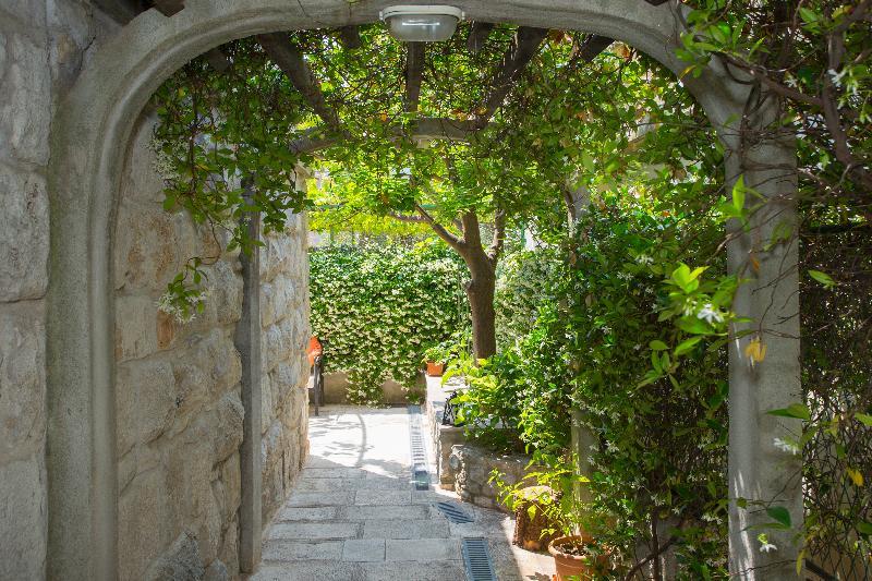 Apartment Alma Split Bagian luar foto