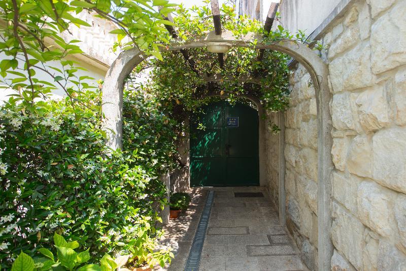 Apartment Alma Split Bagian luar foto